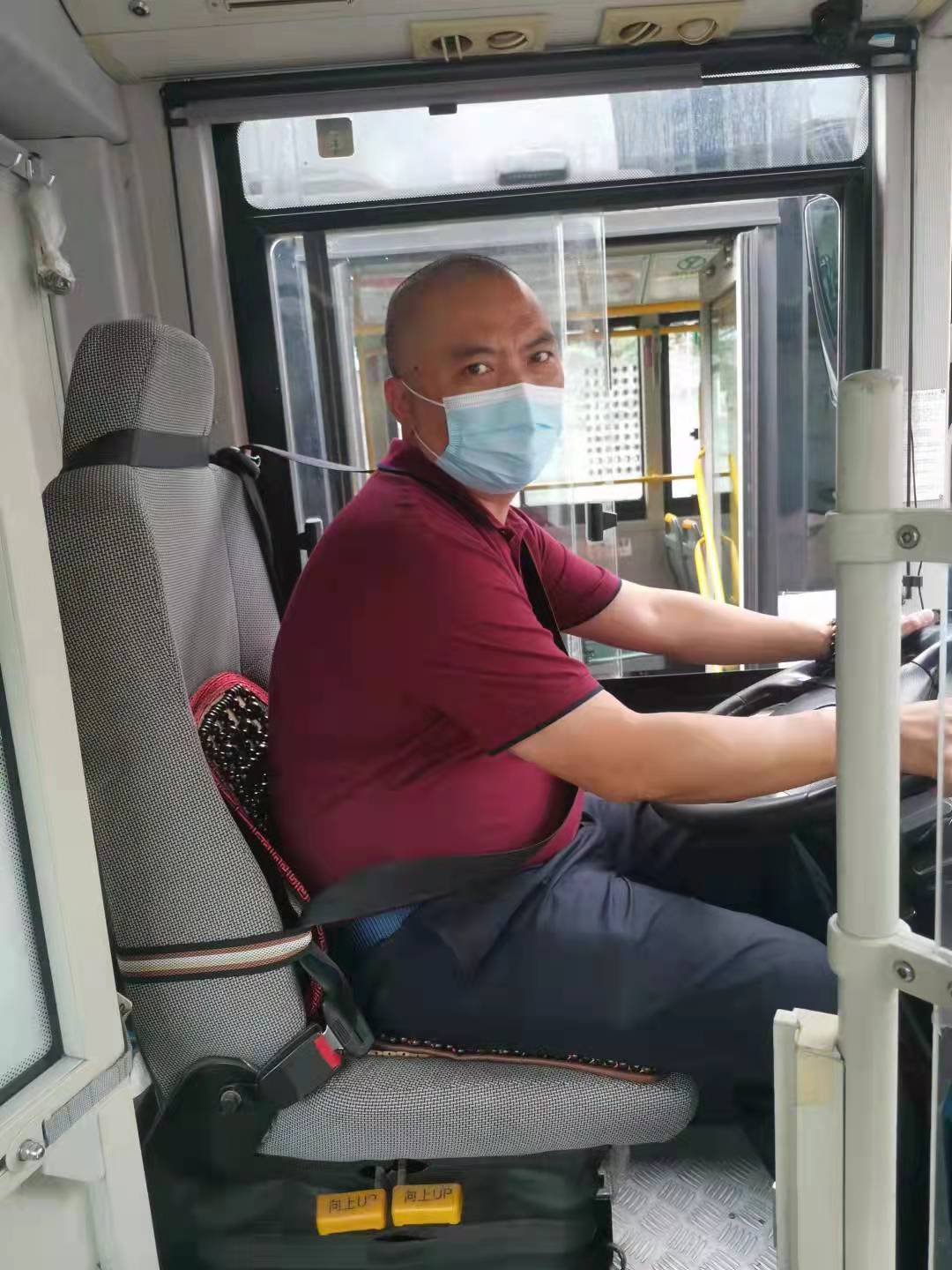 贊！路遇摩托車起火 宜賓公交好車長90秒幫忙滅火